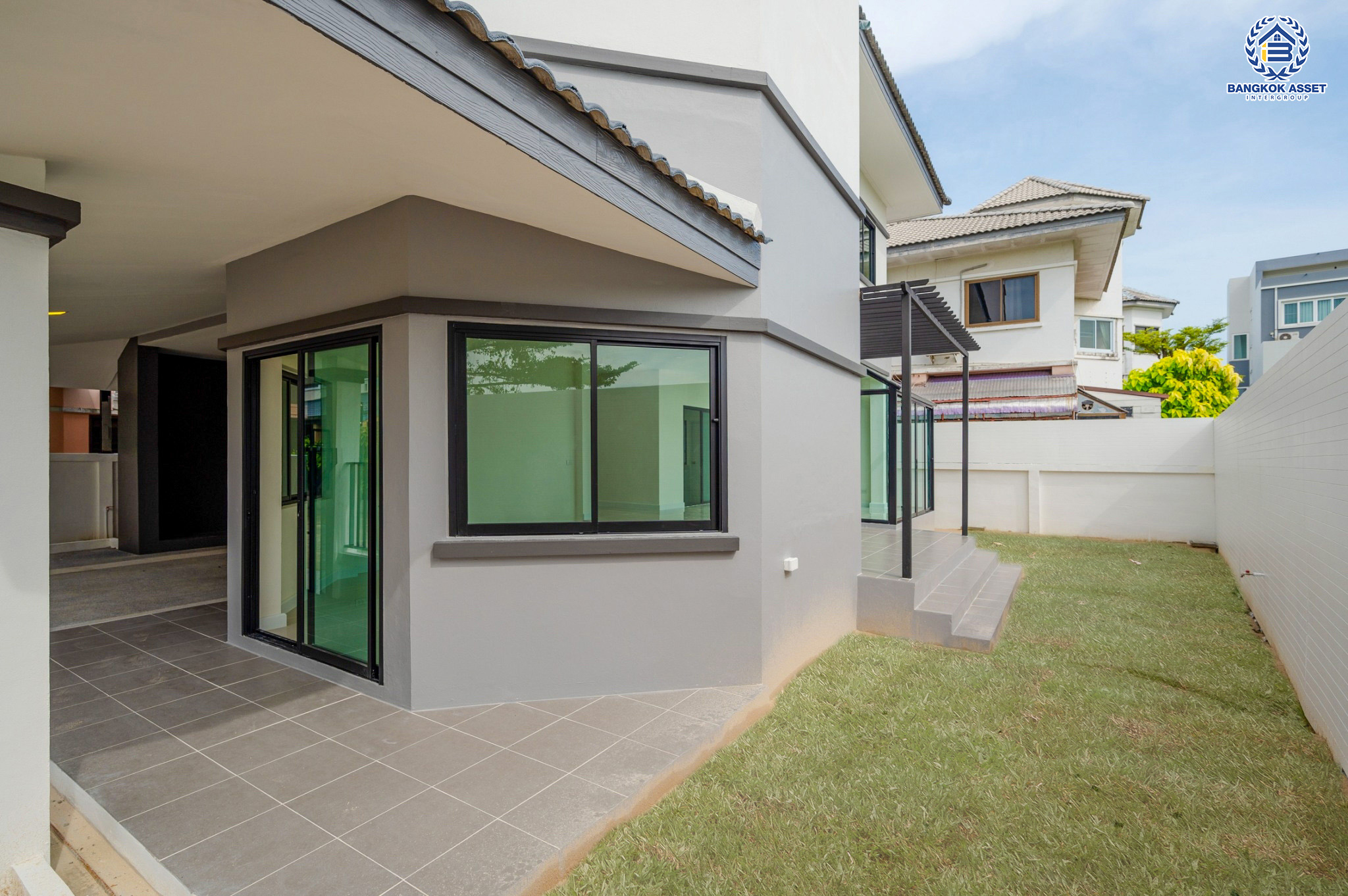 บ้านมือสองตกแต่งใหม่ โครงการ ปฐวีกาญจน์ ประชาชื่น-แจ้งวัฒนะ ทำเลโซนเมือง ดีไซน์สุด Classic ใกล้เซ็นทรัลแจ้งวัฒนะ สนามบินดอนเมือง เดินทางสู่ใจกลางเมืองได้อย่างรวดเร็วด้วย ทางด่วน"ศรีสมาน" และรถไฟฟ้าสายสีชมพู "สถานีเมืองทองธานี" บนเนื้อที่ 61.6 ตร.ว. ฟังก์ชัน 3 ห้องนอน 4 ห้องน้ำ 1 ห้องแม่บ้านพร้อมห้องน้ำ จอดรถได้ 2 คัน